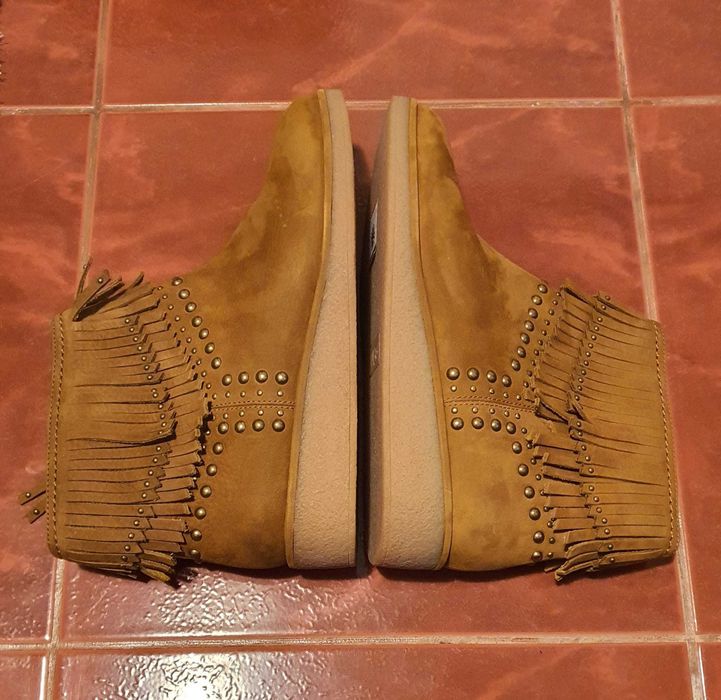 Cizme UGG ARIANE Fringe Studded Ankle marime 39