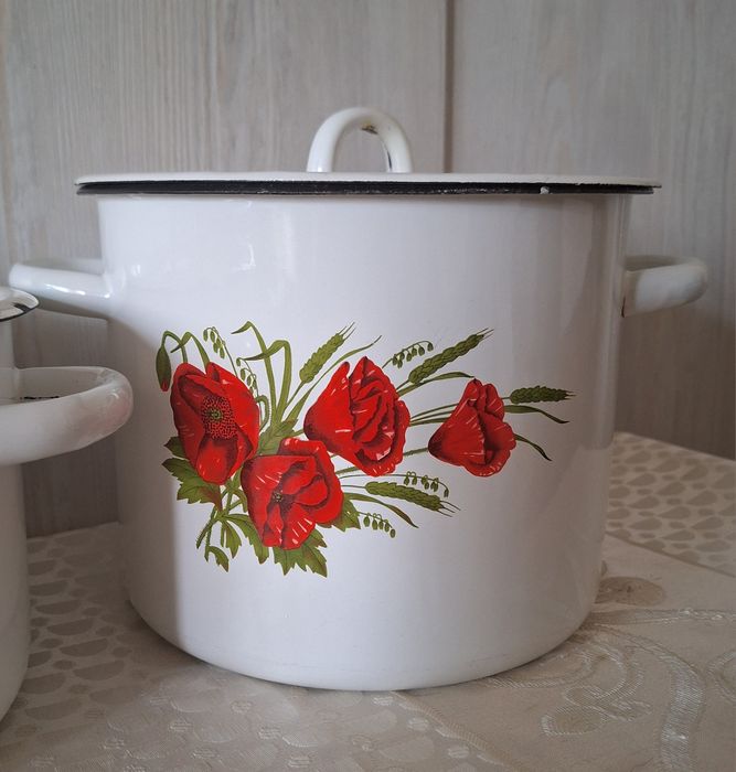 Эмалированные кастрюли.