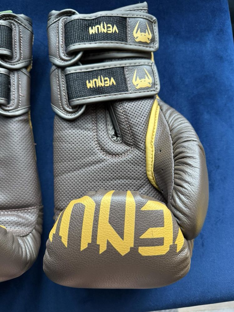 Боксови ръкавици Venum Reverso 14 OZ boxing gloves