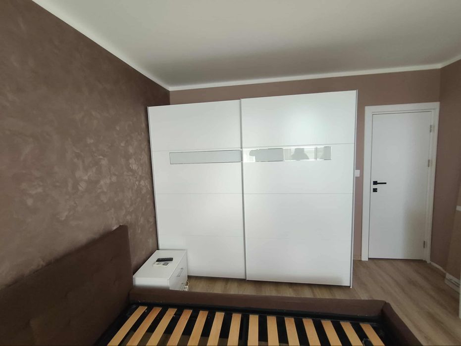 Двукрилен гардероб с плъзгащи се врати