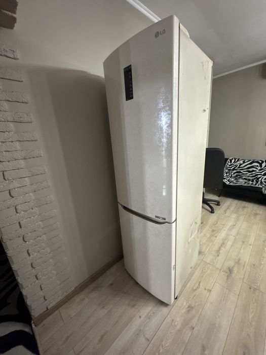 Продам Холодильник LG