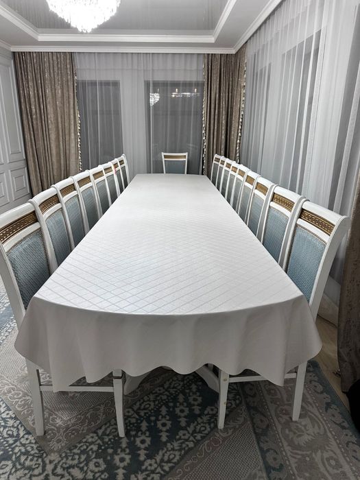 Продам стол и стулья для гостей