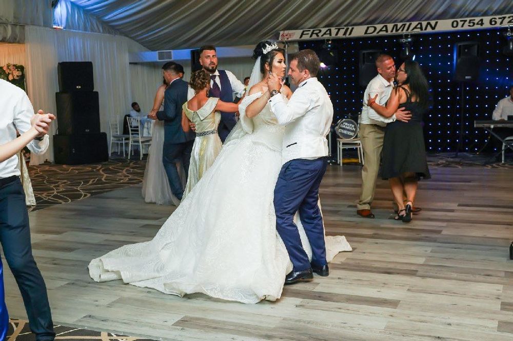 Rochie mireasa detalii in privat