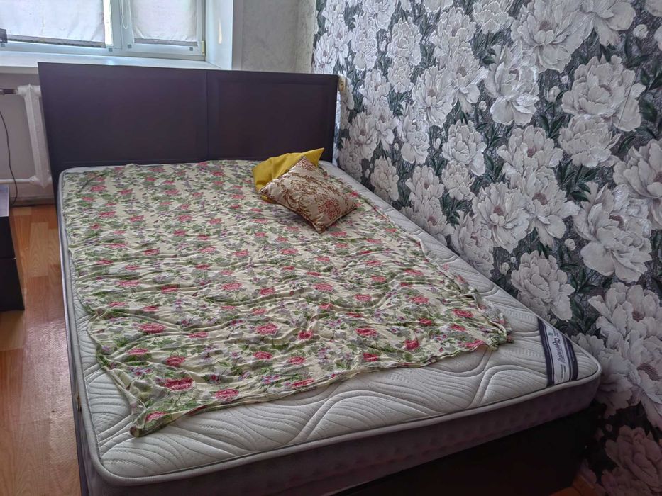 Отдам двухспальную кровать с матрасом, самовывоз