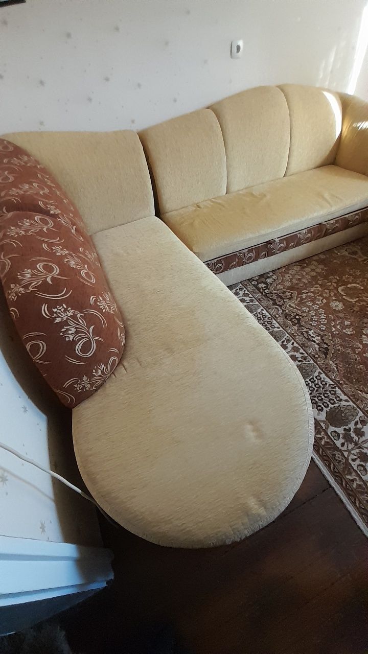 Продавам ъглов разтегателен диван спалня с ракла