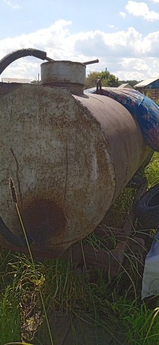 Продам бочку кубовую под воду на раме на колесах.