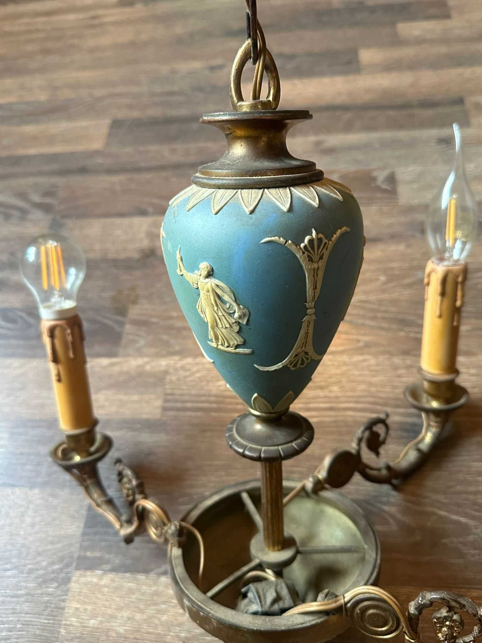 Candelabru din bronz, cu porțelan Wedgwood, mijlocul sec. XX