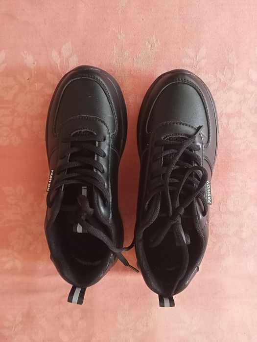 Нови дамски черни маратонки