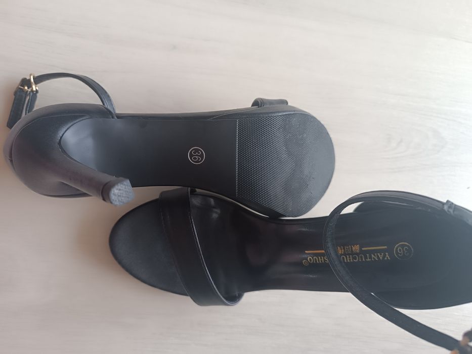 Sandale cu toc mărimea 36