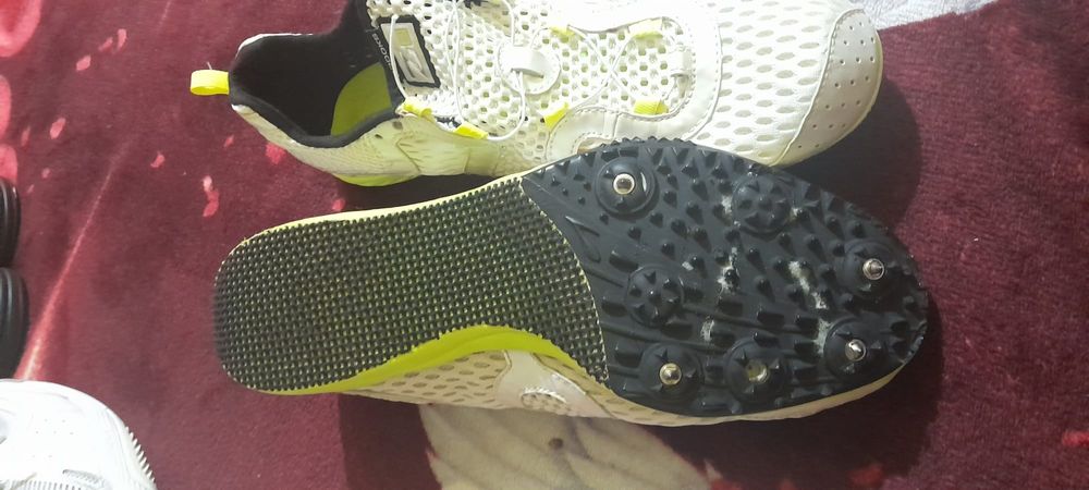 Vând urgent adidasi brooks nr 42,5
