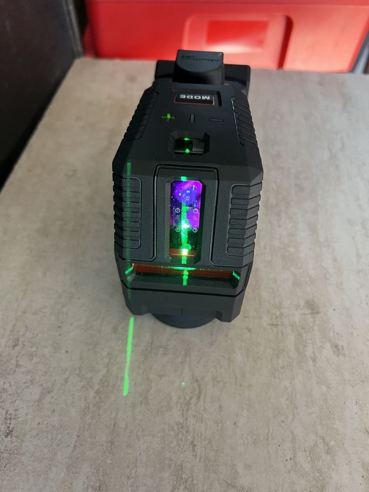 Vând nivela laser Milwaukee raza verde cu încărcare USB.