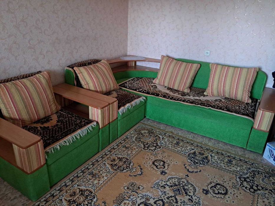 Угловой диван "Изумрудный" с полками. 275х240 см. Срочно!