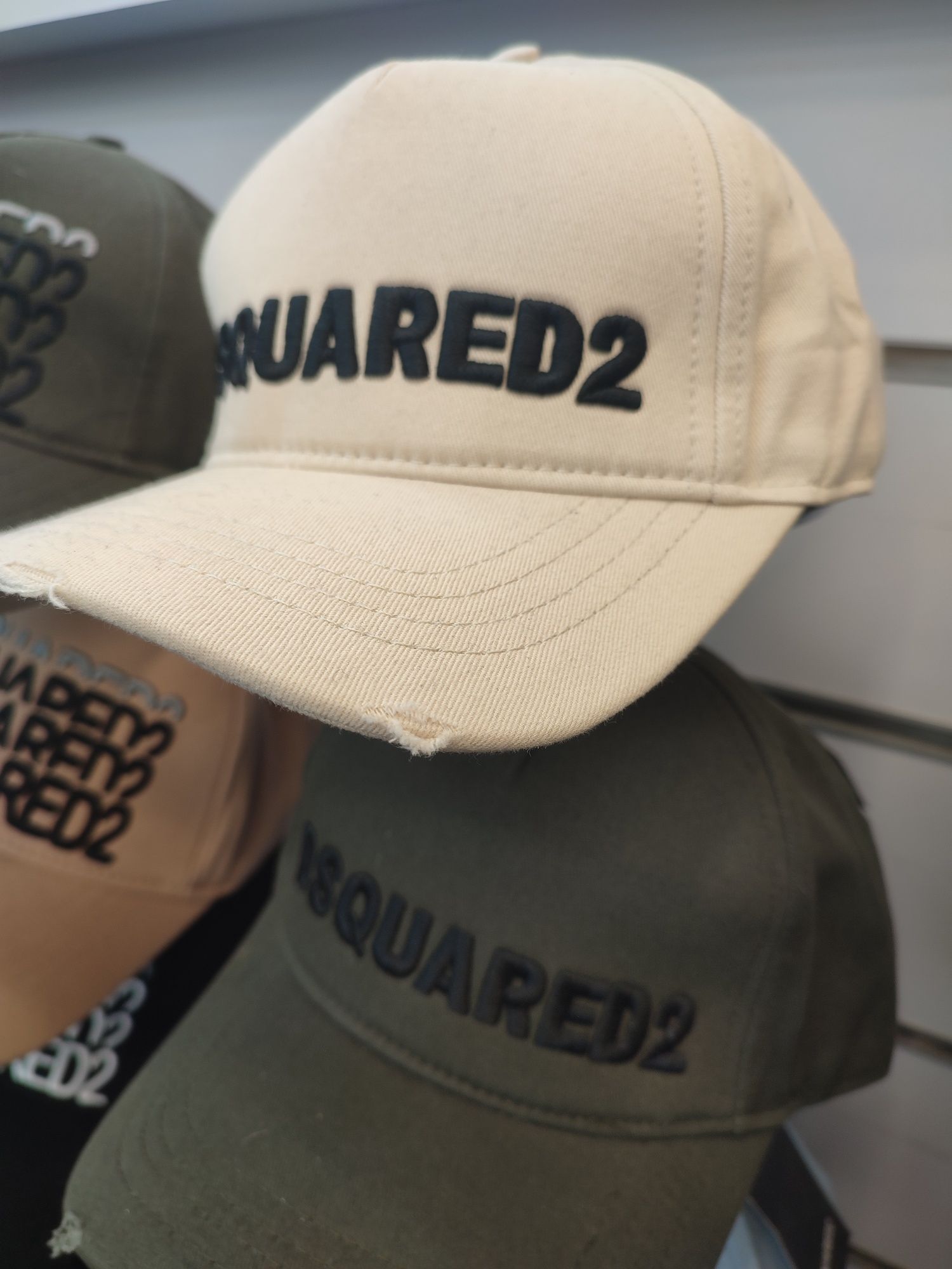 Продавам спортни шапки DSQUARED2, Prada и Gucci