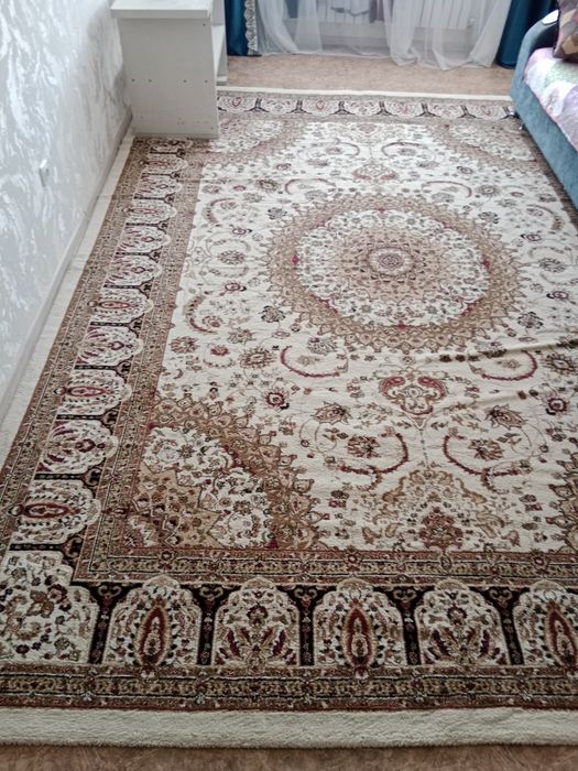 Продам шерстяной чистый ковёр 40000 б/у