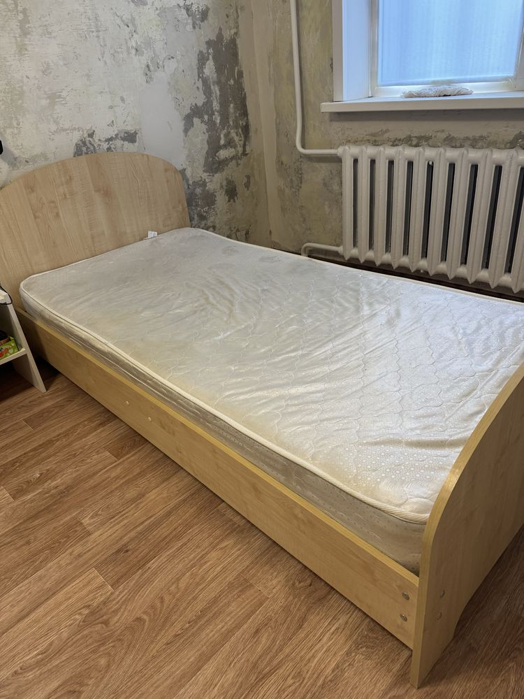 Кровать с матрасом