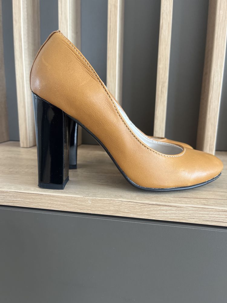 Vând pantofi cu toc din piele marimea 36-37