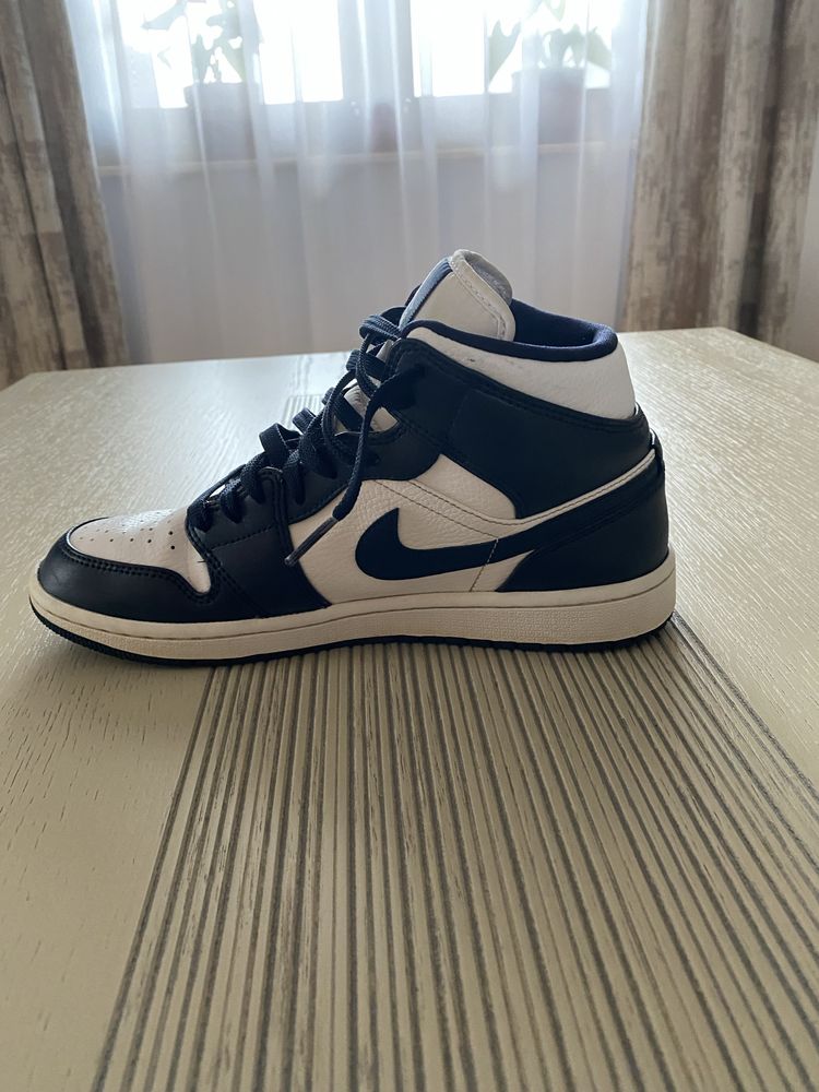 Jordan 1 mid obsidian 40.5