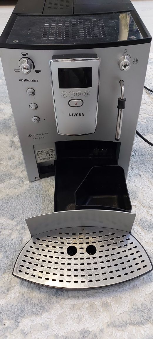 Expresor Nivona cu boabe și cafea măcinată
