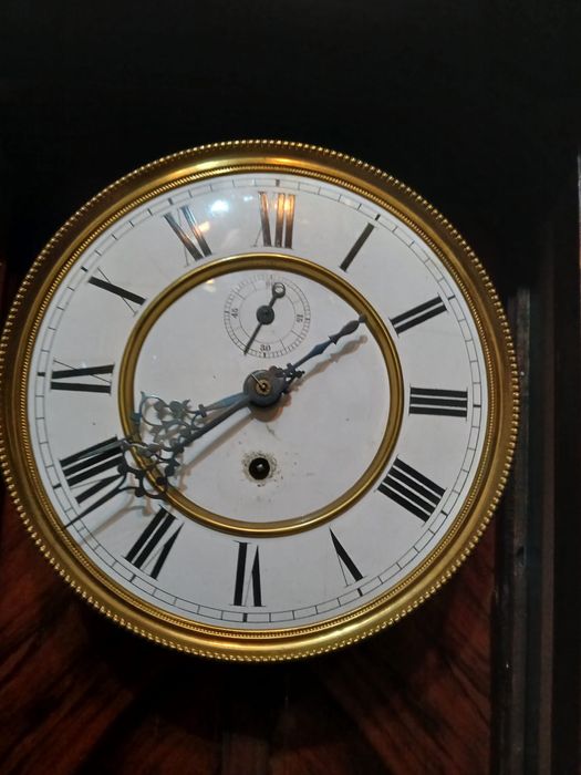 Pendula de perete cu secundar cu o greutate