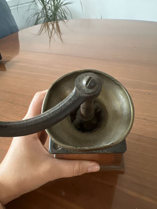 Rasnita vintage din lemn  si fier