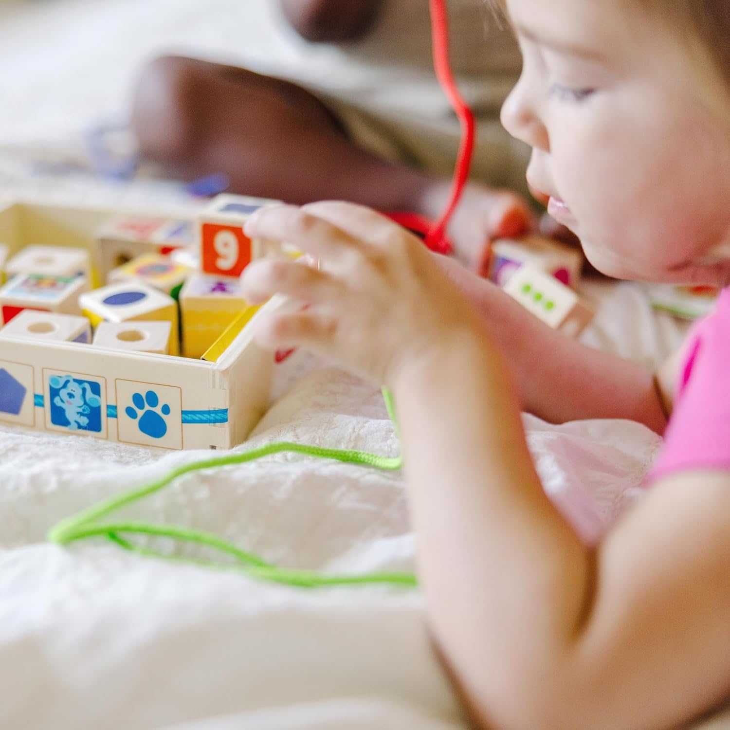 Дървени мъниста за нанизване Melissa & Doug Дървени кубчета