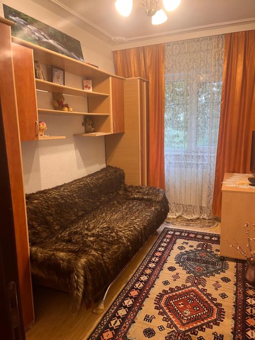 Camera in apartament decomandat Gradinari