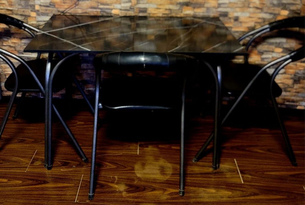 В новом состояние качественный комплект 1 стол 4 стула читайте ниже