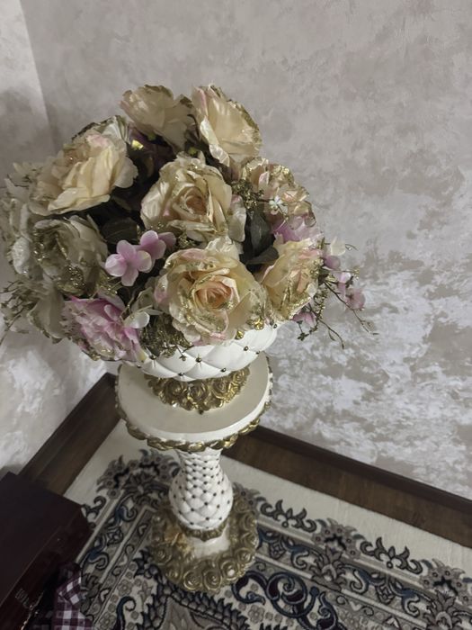 Подставка для цветов с цветами