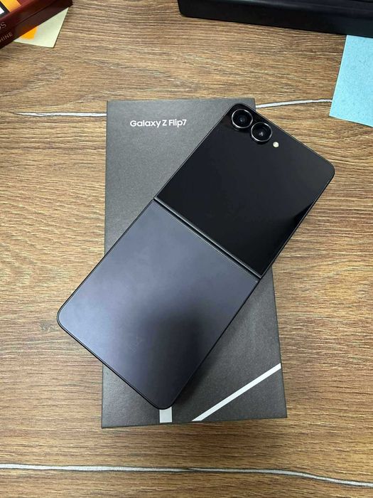 Продавам Samsung Z Flip 7 512gb