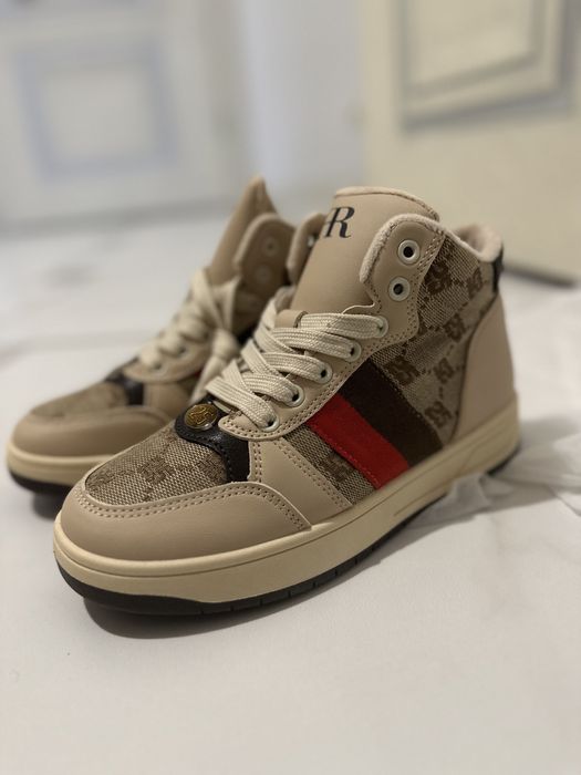 Кроссовки женские