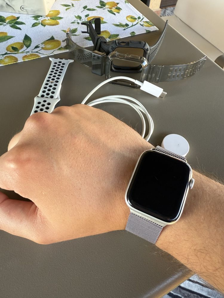 Apple Watch 44mm SE GPS Milanese Nike +