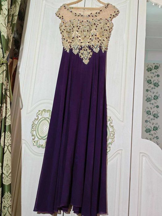 Новое вечернее платье баклажанового цвета с камнями и брошками