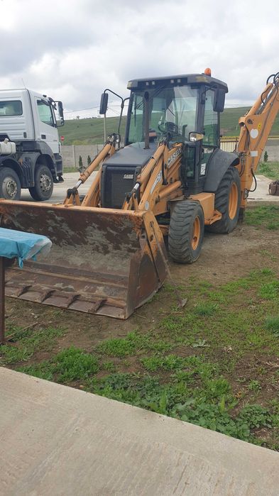 Vând buldoexcavator Case 580sr