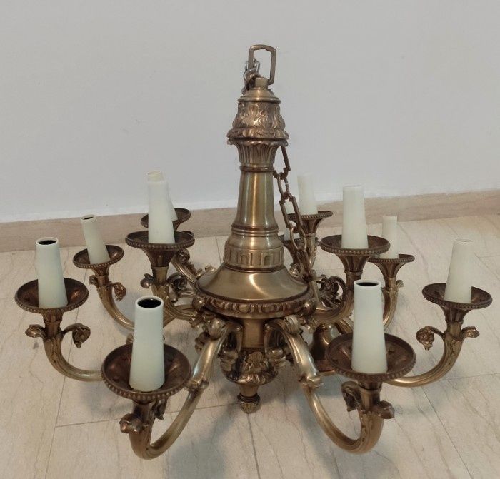 Candelabru de dimensiuni impresionante din bronz masiv în stilul franc