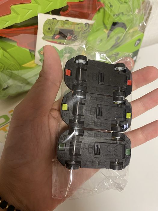 Дино камион - паркинг с писти, поглъщащ коли с включени три колички