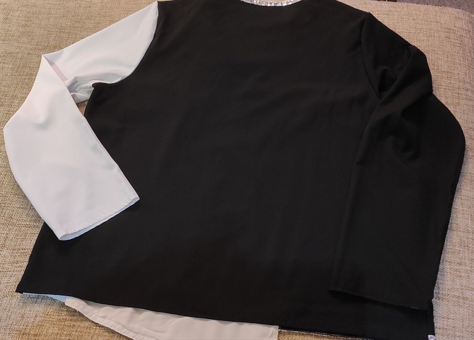 Дамска блуза в бяло и черно.