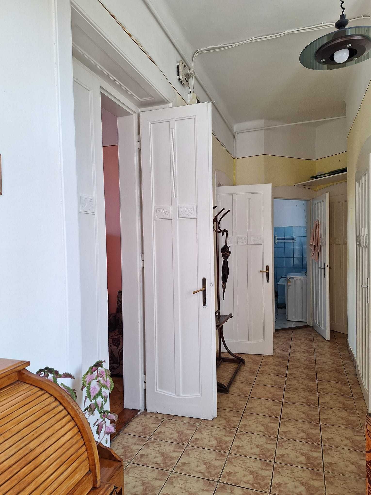 [Persoană fizică] Închiriez apartament ultracentral, 3 camere.