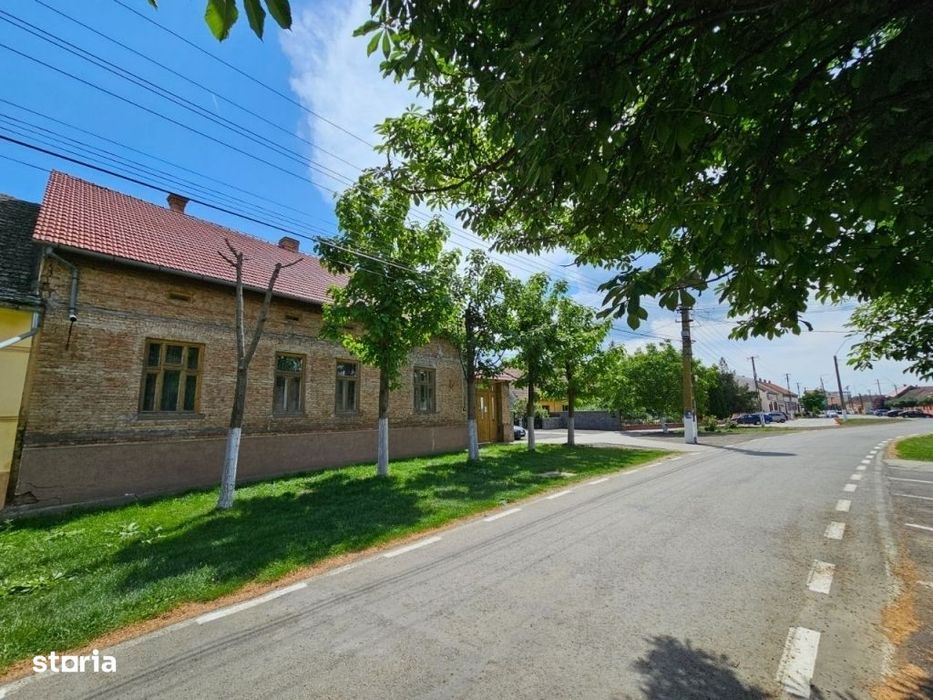 Casa Cenad, centru, lângă biserica catolică.