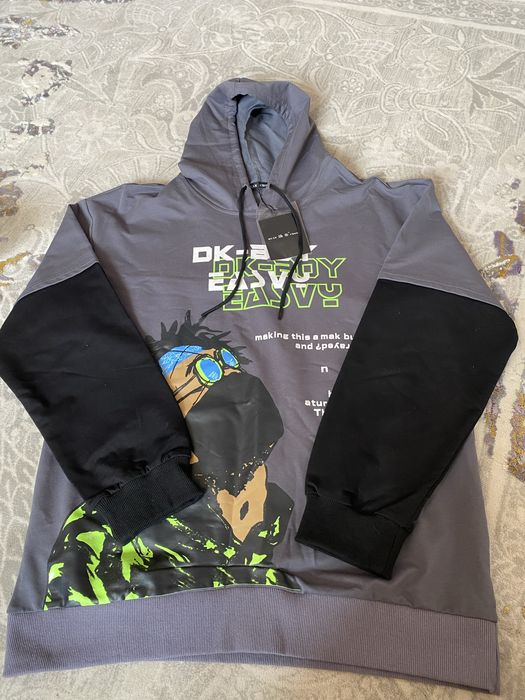 Худи серого и красного цвета