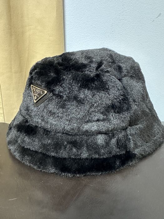 Зимна шапка Prada