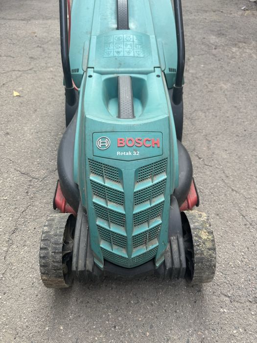 Продам газонокасилку Bosch Rotak 32