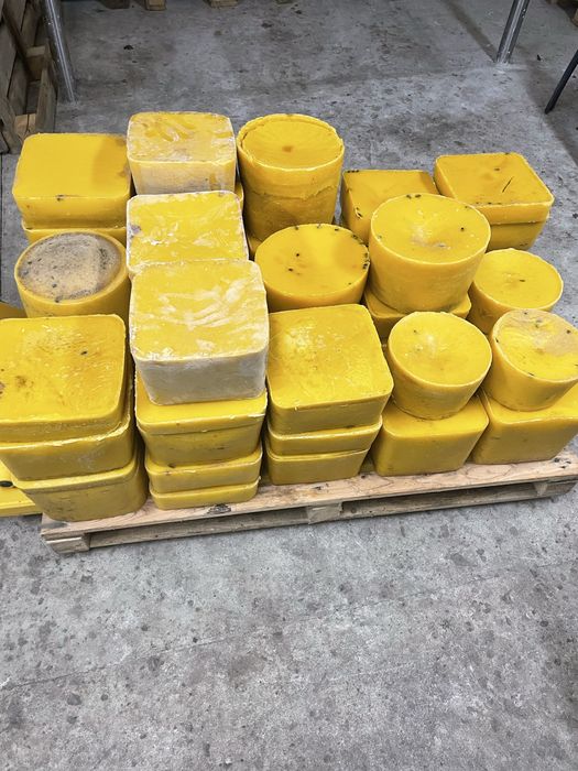 Продавам пчелен восък.