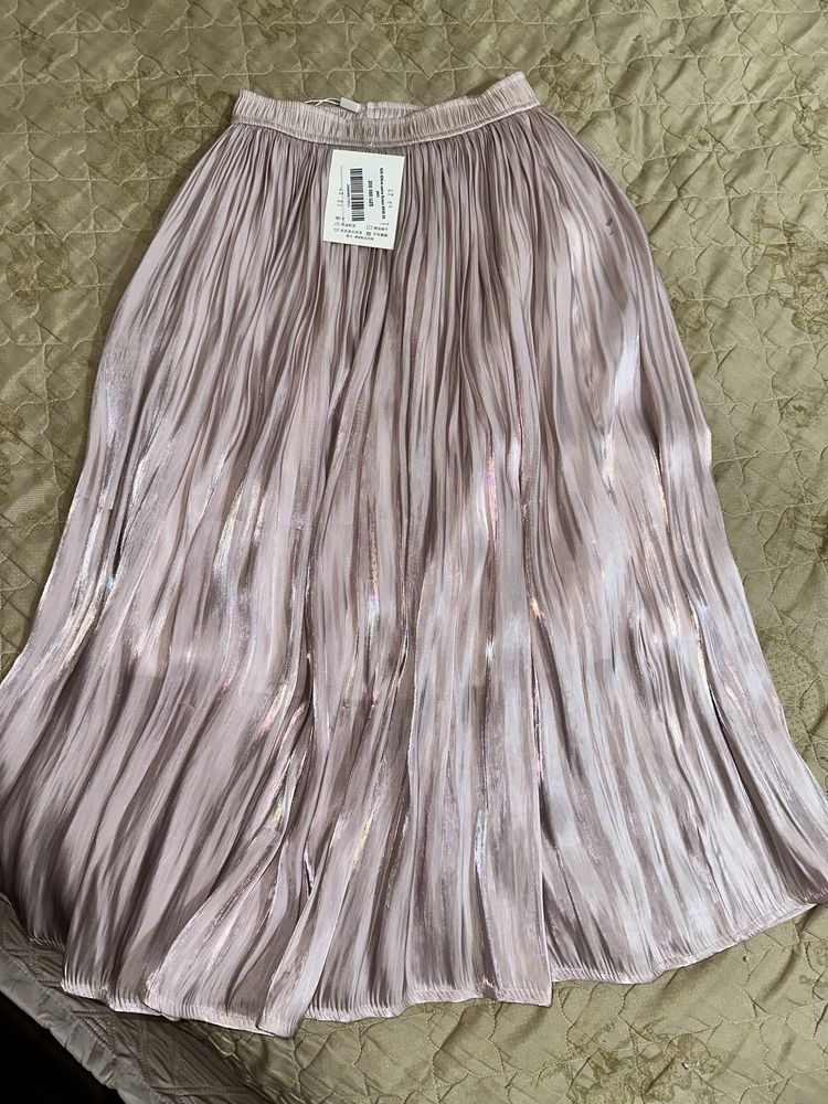 Нежно розовая блестящая юбка и блузка
