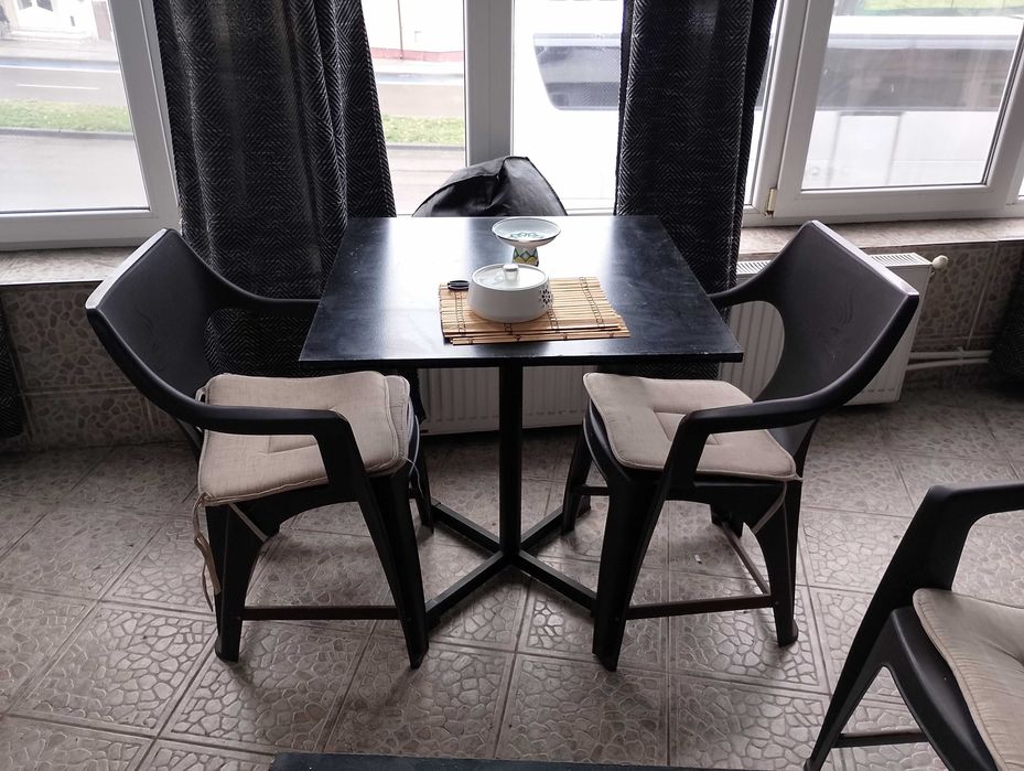 Scaune si masa de vanzare