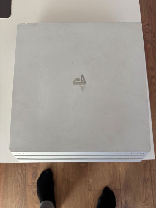 Продавам PS4 pro 1T