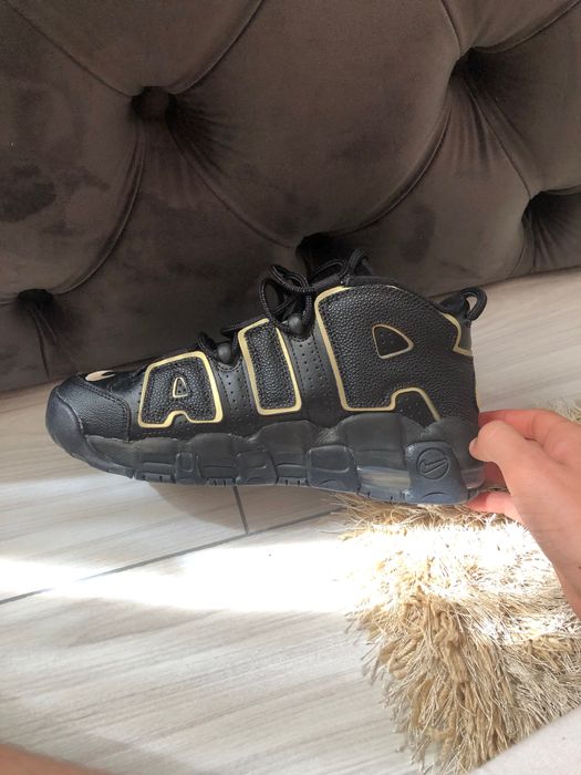 Vând adidași nike Uptempo