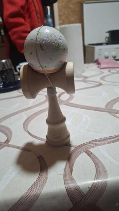 Vând kendama lotus