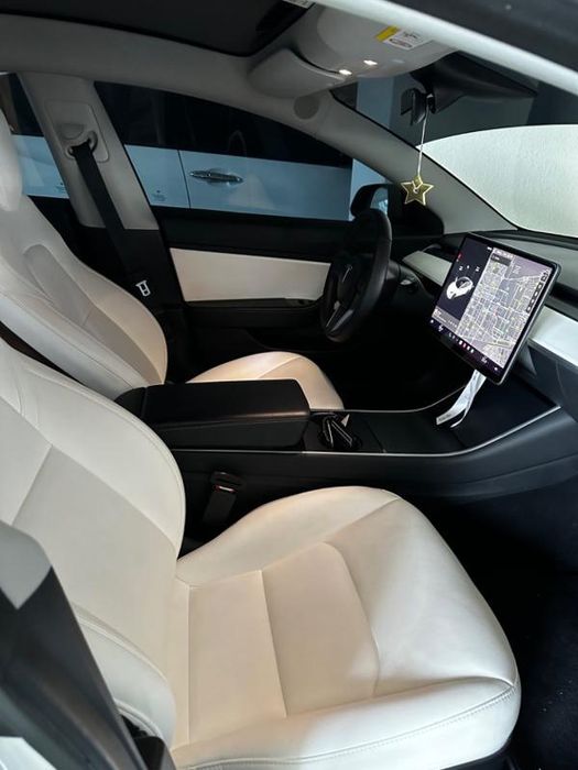 Продам tesla model 3, 2020, американка, жемчуг с белым салоном.