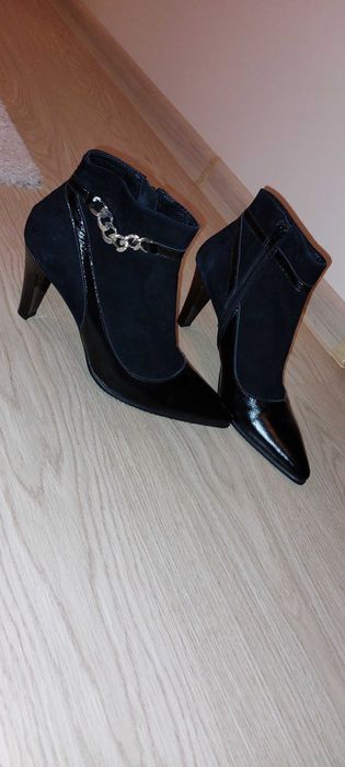 Vand botine noi din piele naturala