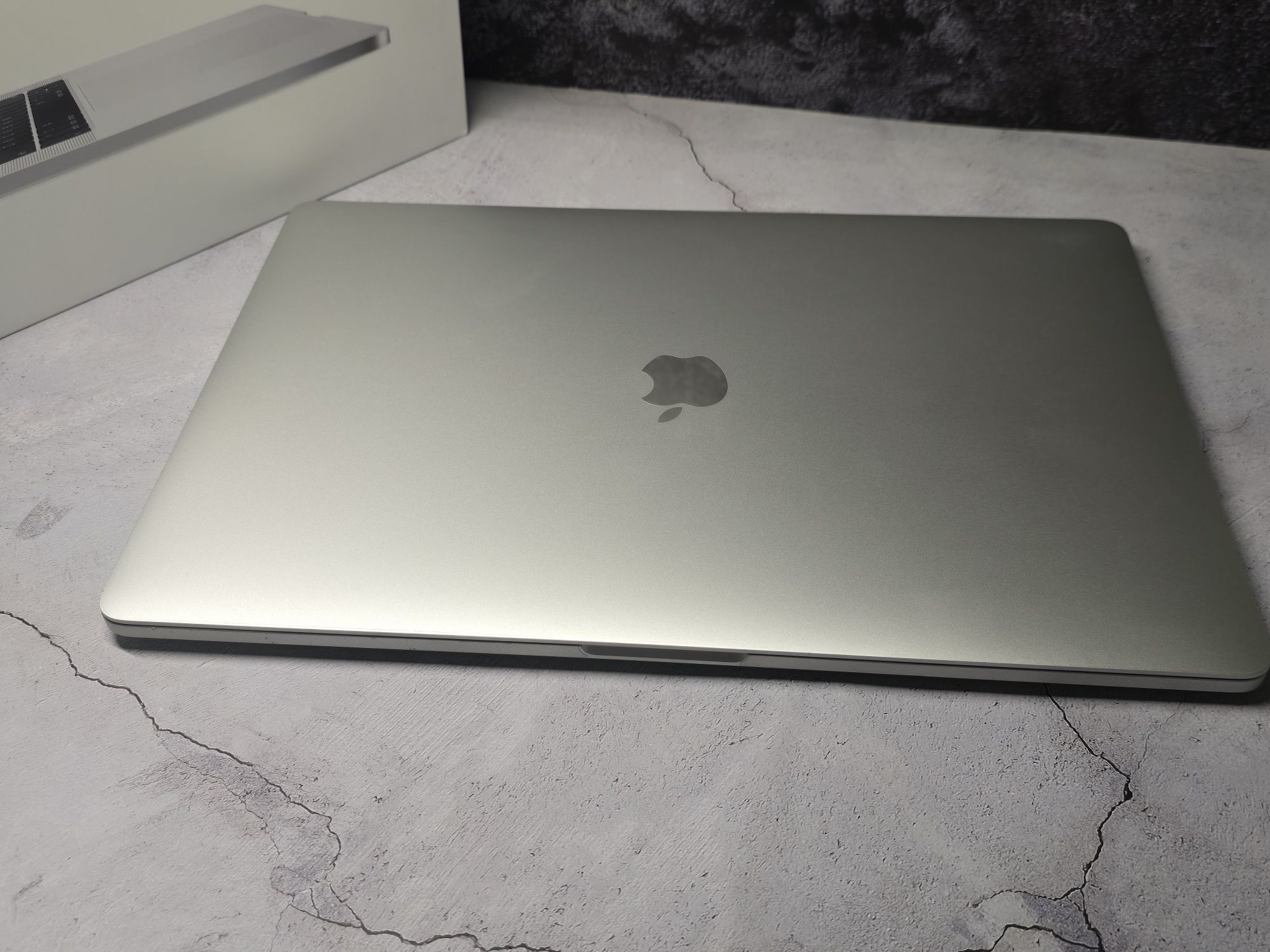 MacBook pro 2019 15dyum i9